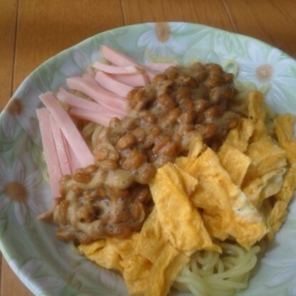 夏と言えば冷や麺ですねっ(^^)/~~~
きゅうりの代わりに大好きな納豆を加えてみました～♪
意外と合いましたよ(^_-)